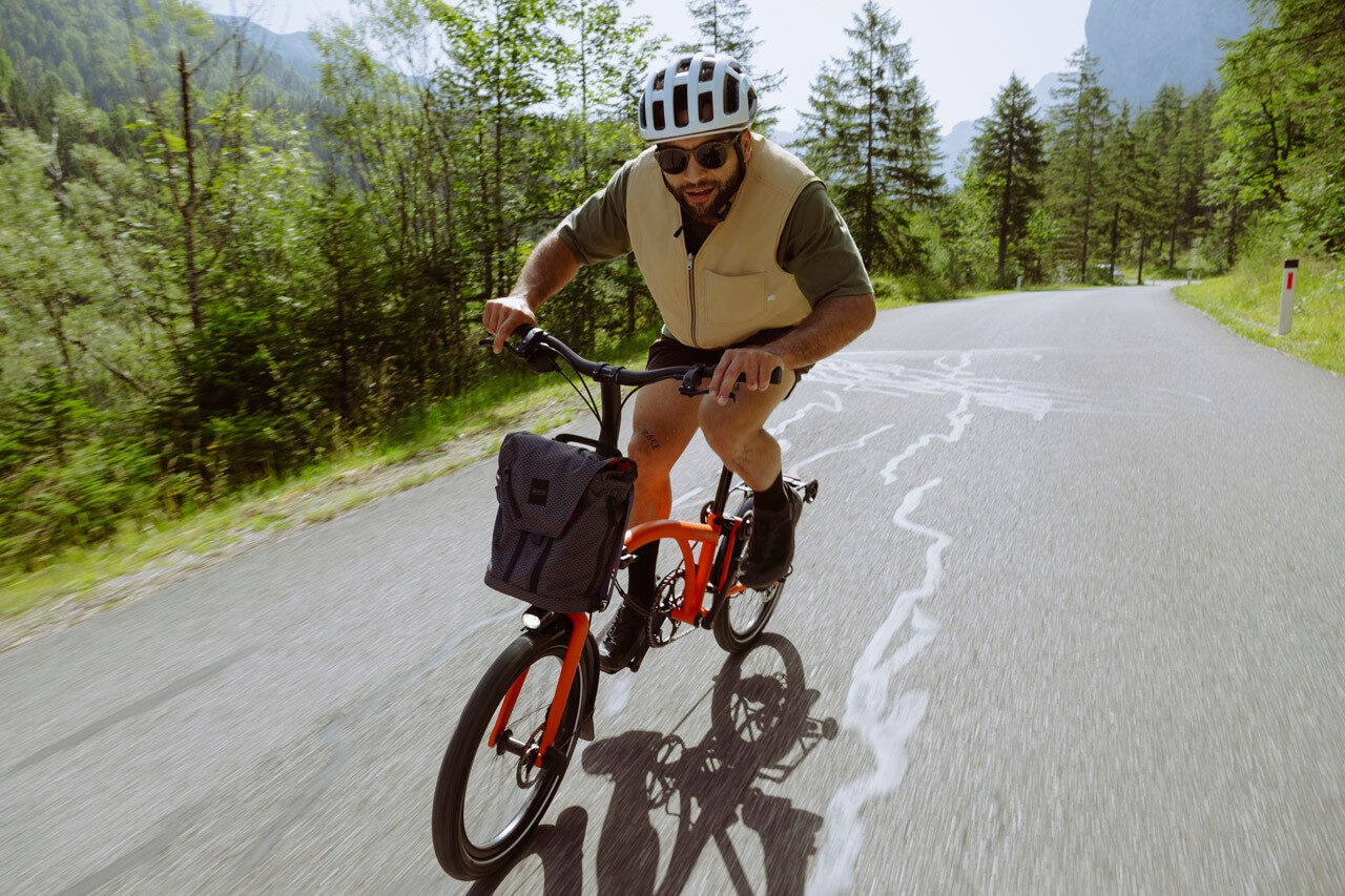 Brompton Electric G Line with Roller Frame - 4-Speed Folding E-Bike with Hydraulic Disc Brakes 2 Brompton Electric G Line with Roller Frame - 4-Speed Folding E-Bike with Hydraulic Disc Brakes - Image 2