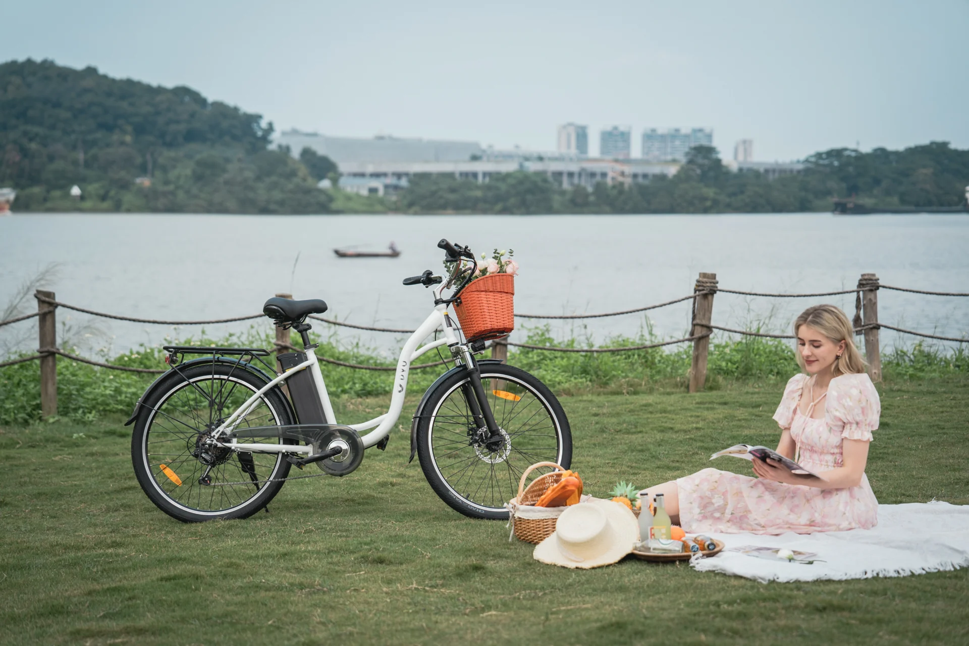 E-Bike Food Delivery Hacks: How to Keep Pizza Perfect in Bumpy Rides 2 Food delivery bag secured on e-bike